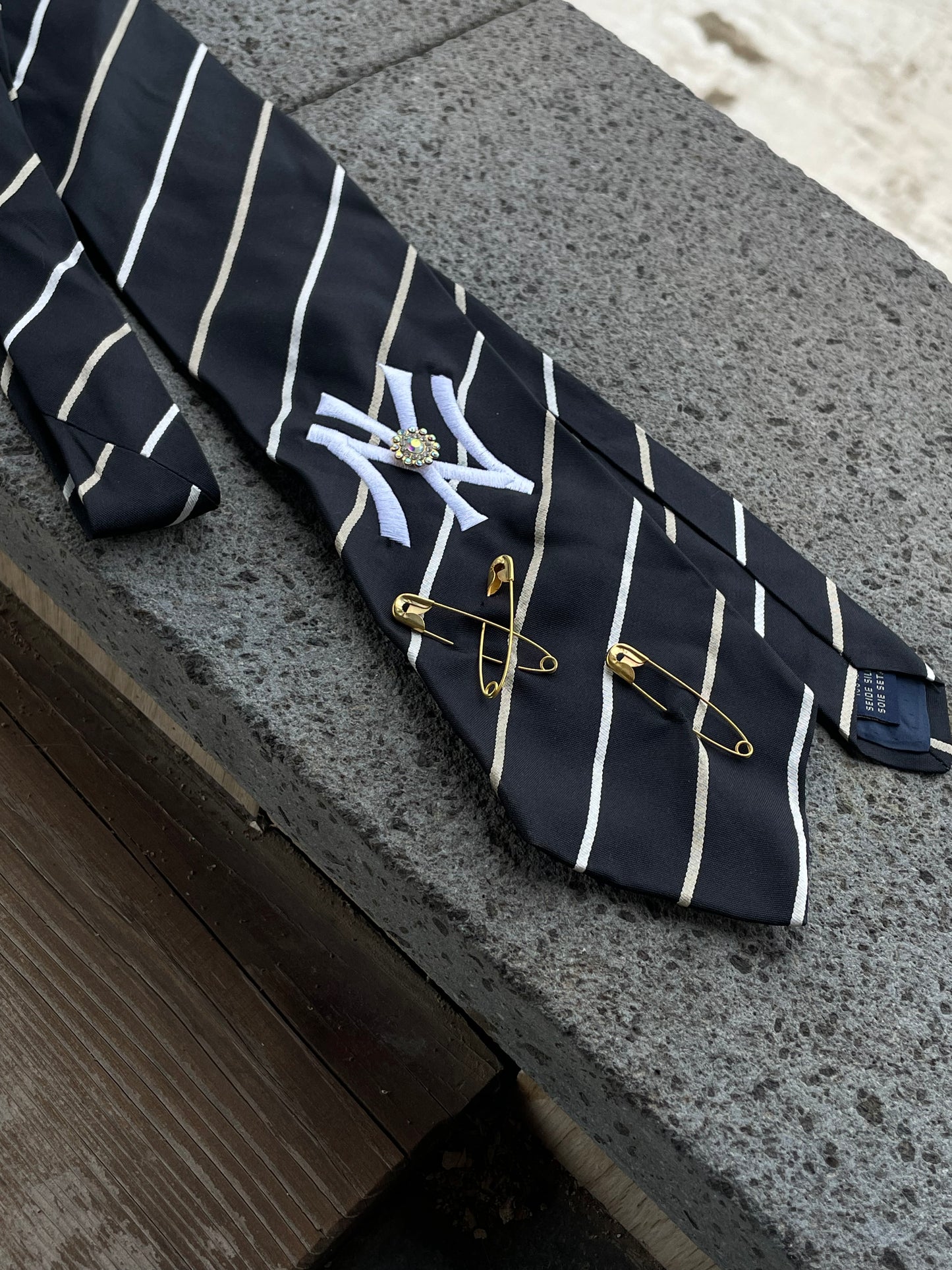 Cravatta Classic nera e bianca a righe - yankees custom Goonite Studio
