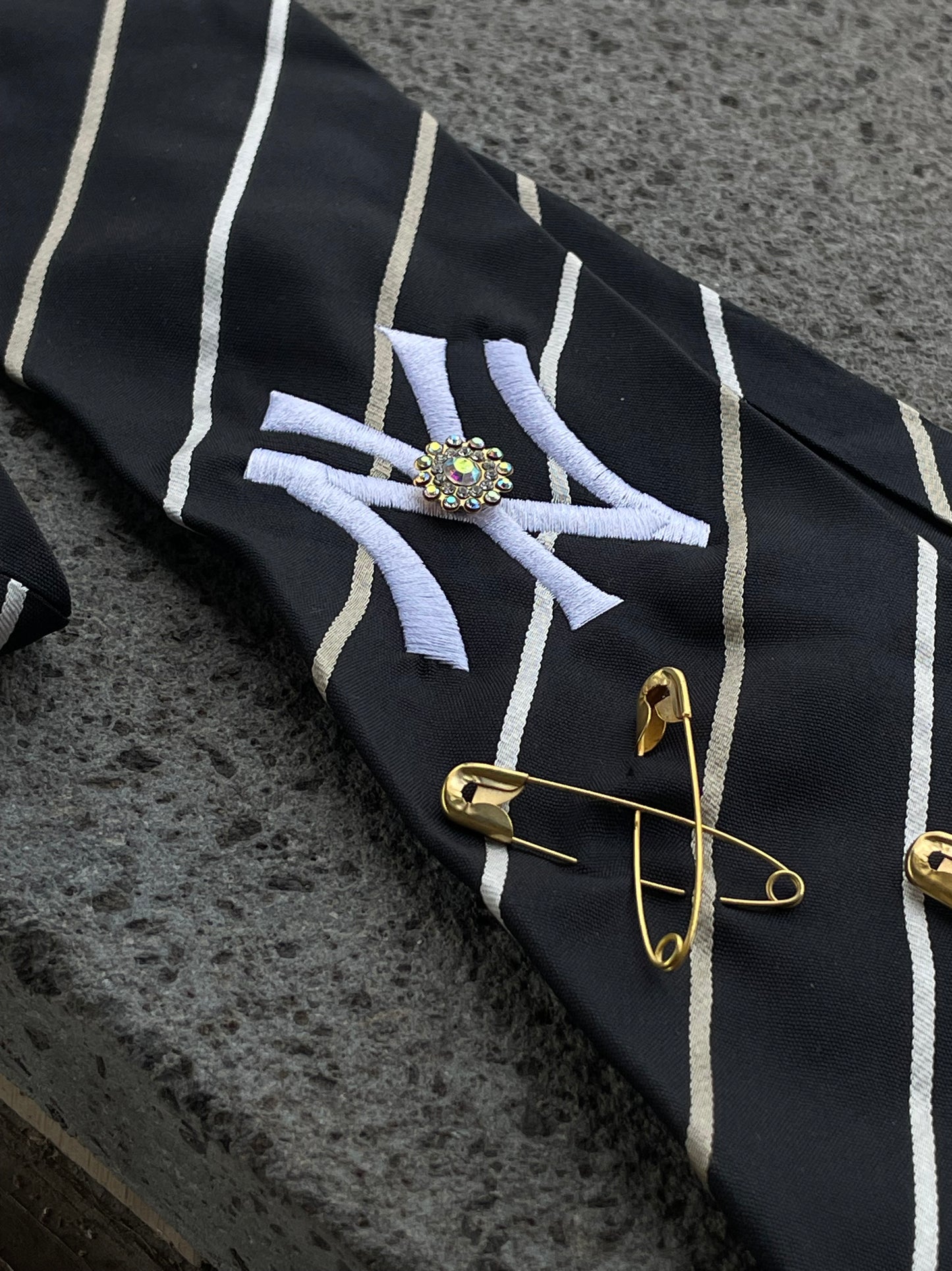 Cravatta Classic nera e bianca a righe - yankees custom Goonite Studio