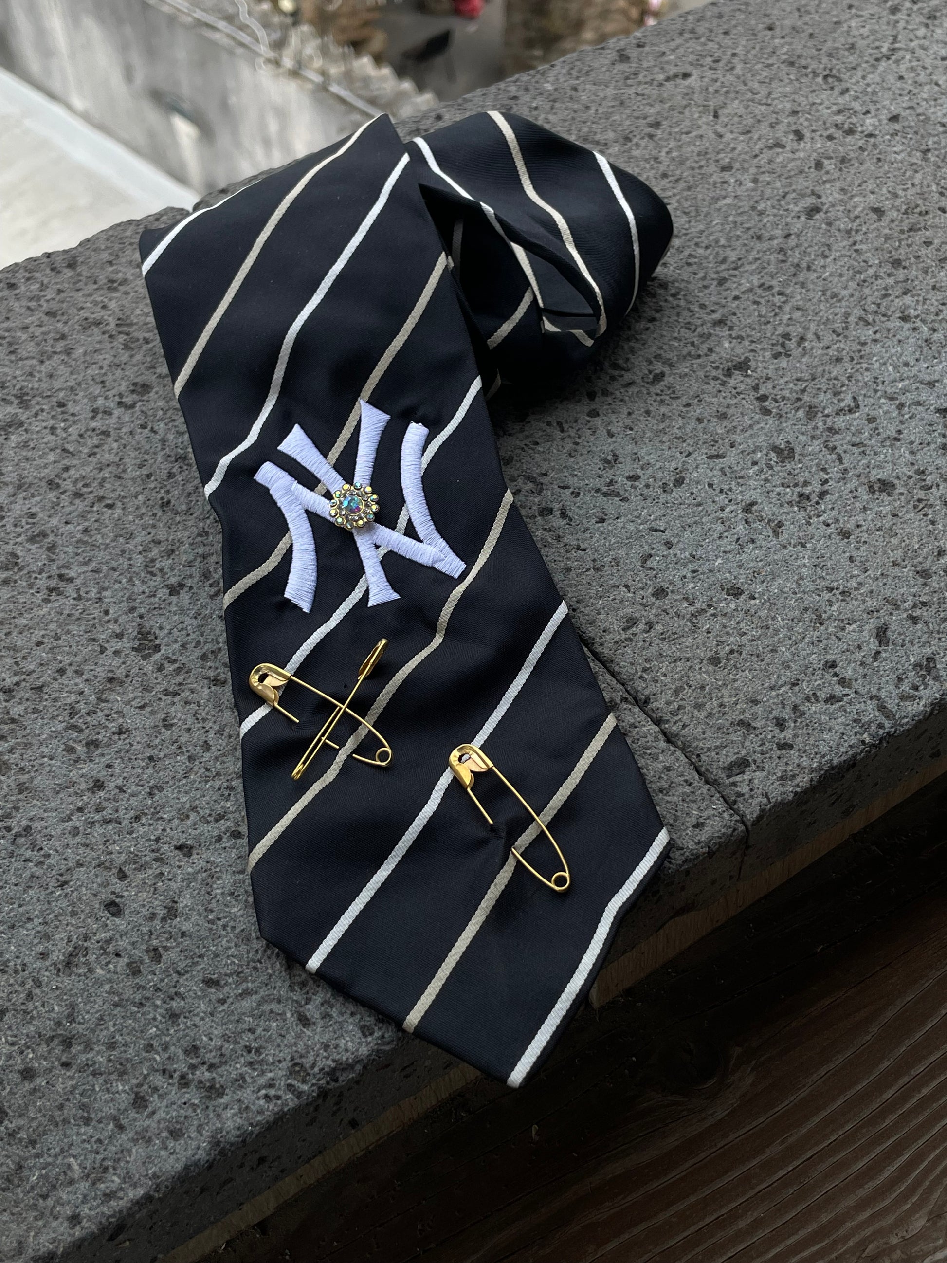 Cravatta Classic nera e bianca a righe - yankees custom Goonite Studio