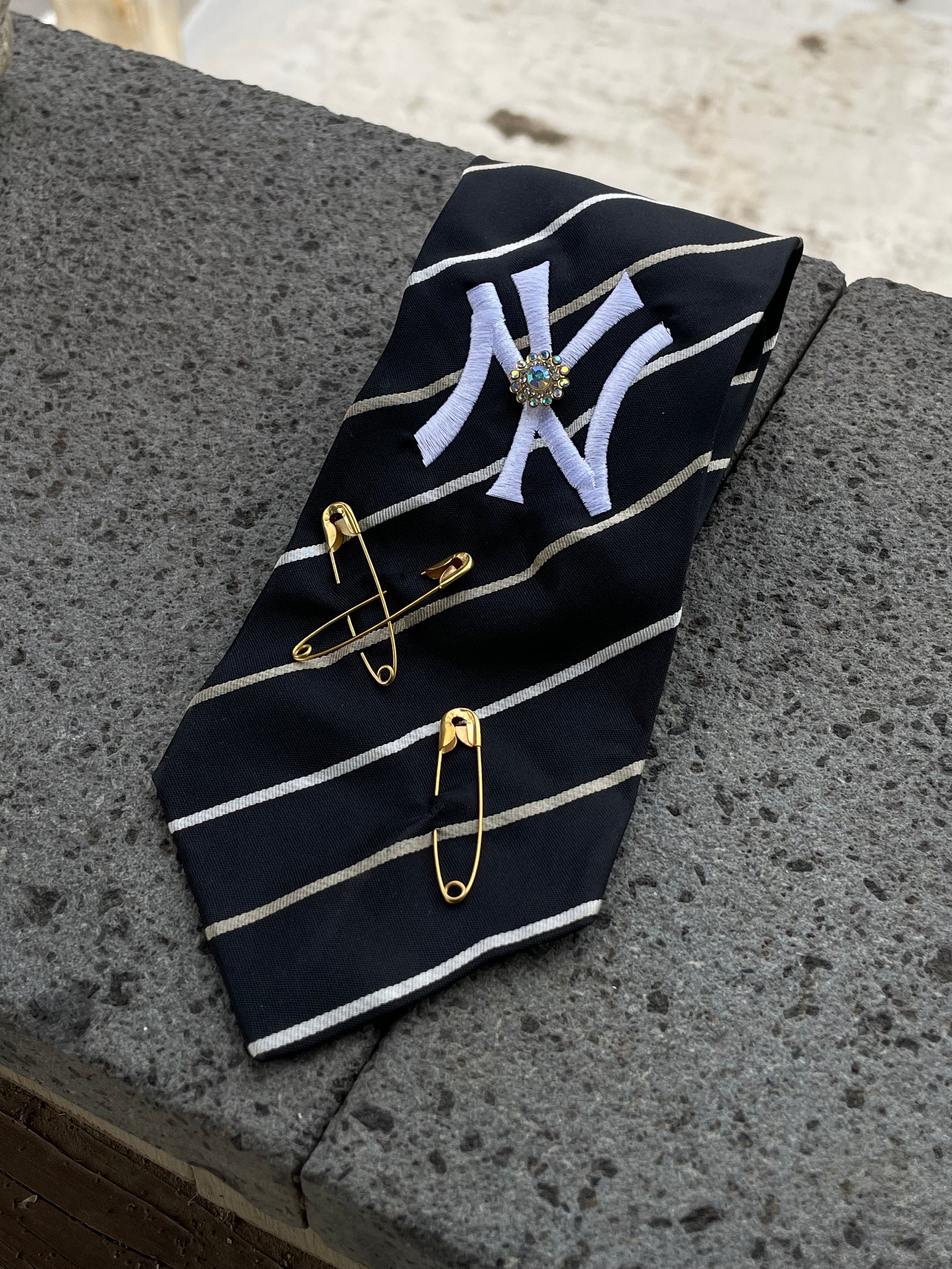 Cravatta Classic nera e bianca a righe - yankees custom Goonite Studio